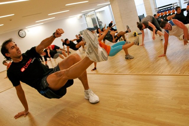 Podrás participar de las diferentes actividades grupales del gimnasio. El gimnasio ofrece una gran variedad de actividades a gusto de sus clientes.	 